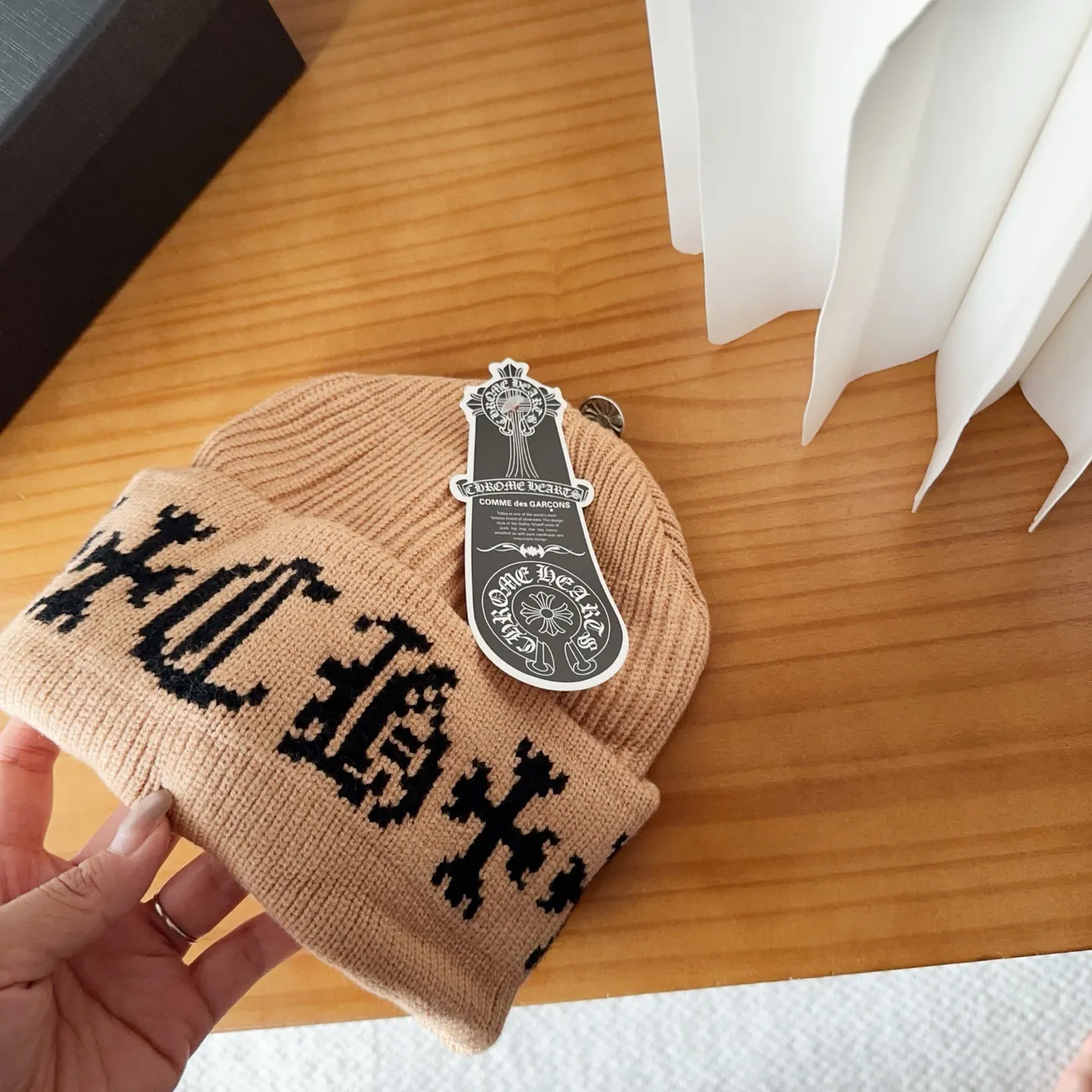 💰46 Crow Heart Autumn and Winter Wool Knitted Beanie This must be a favorite of minimalism. It is clean, neat, fashionable and versatile, and will definitely not be picky about your face shape! A fashionable classic that lasts forever! Fashionable black and white can be purchased together!